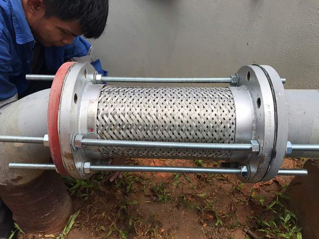 Flexible expansion joint installed on a fire main